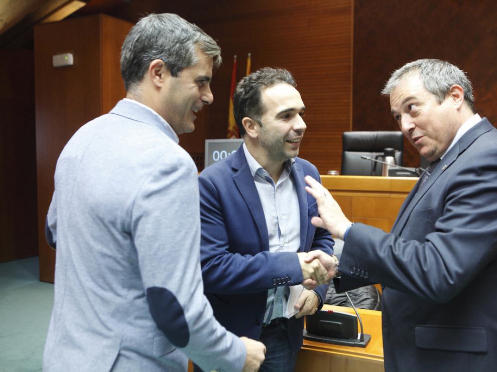 El director general de Economía, Fernando Lanaspa (derecha), con los diputados Javier Martínez y Jesús Guerrero, este miércoles.