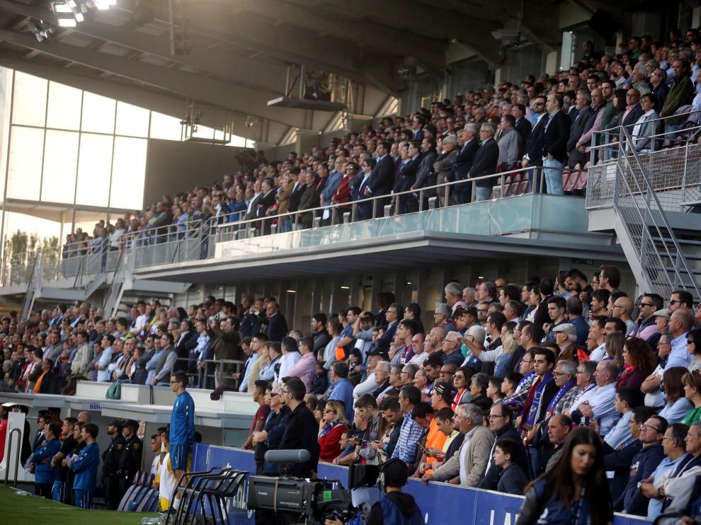 La grada de El Alcoraz quiere celebrar ya su primera victoria en la Liga.