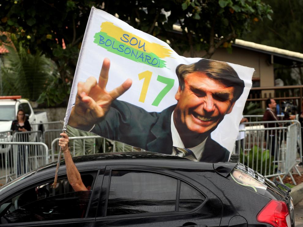 Un partidario de Jair Bolsonaro muestra su alegría en Río de Janeiro
