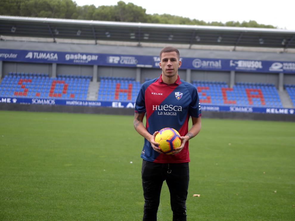 Christian Rivera ha posado con la camiseta del Huesca sobre el césped de El Alcoraz.