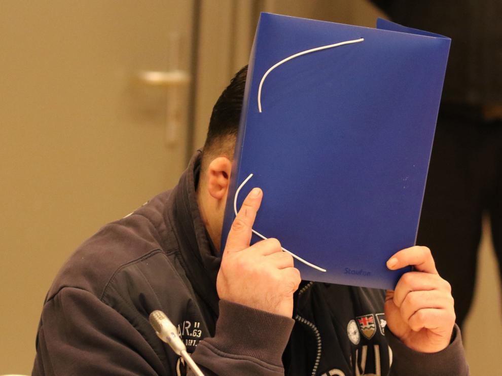 Niels Högel cubrió su rostro al llegar al juzgado