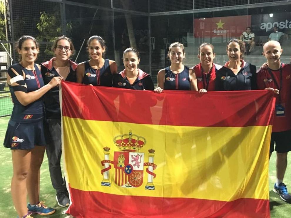 El hermanas Sánchez Alayeto junto al resto del combinado nacional femenino, tras la victoria de este lunes contra Holanda.
