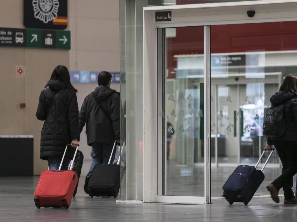 Un grupo de viajeros, en la estación de Delicias de Zaragoza.