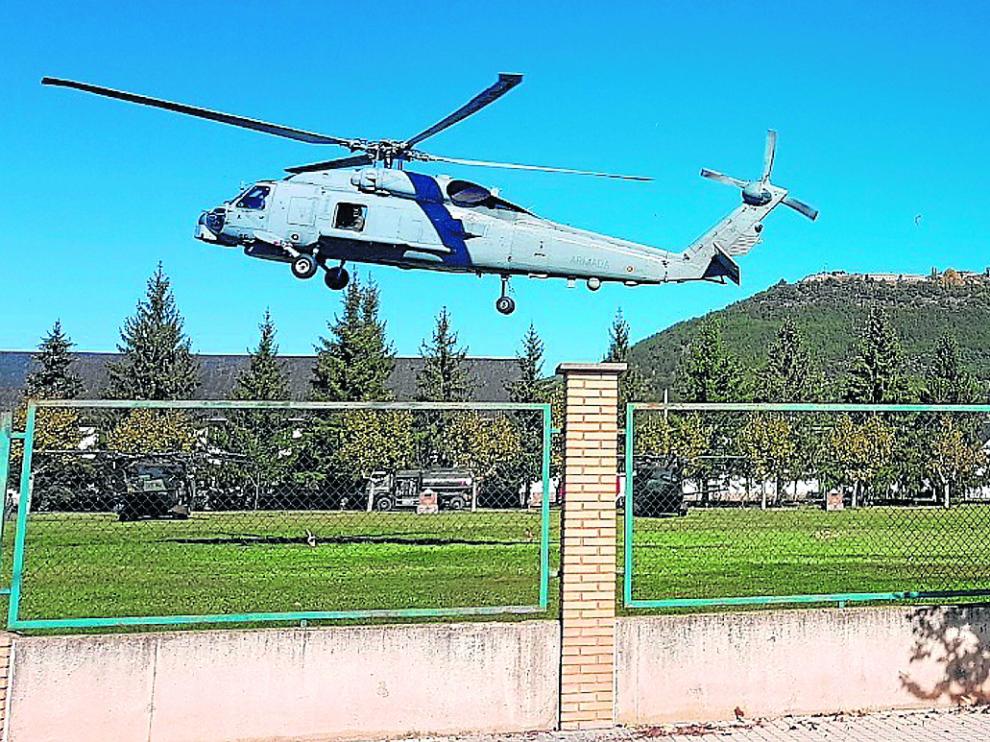 Un helicóptero militar toma tierra en el actual helipuerto de la Escuela de Montaña de Jaca.