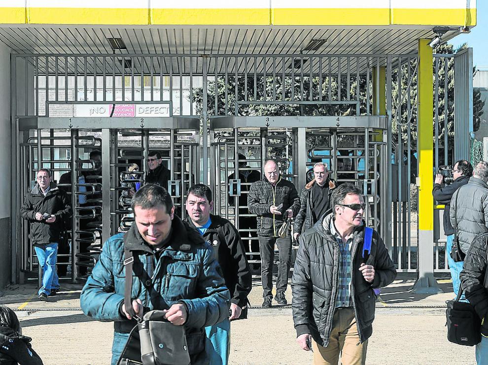 Trabajadores de Opel España salen de la factoría de Figueruelas.