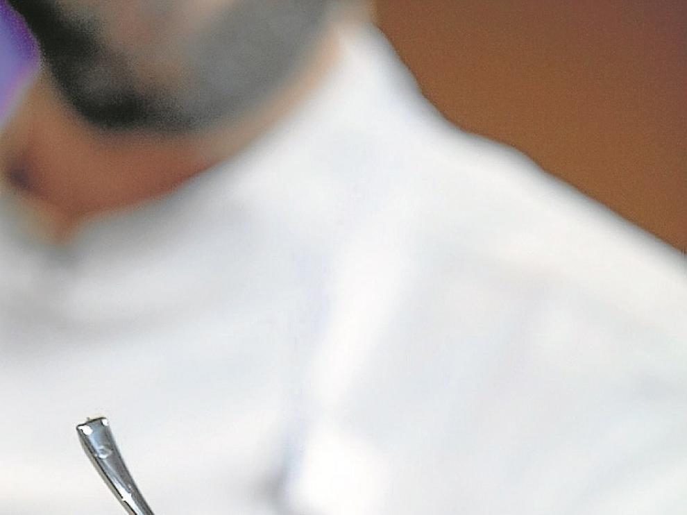 Daniel Yranzo, con su huevo de santo.