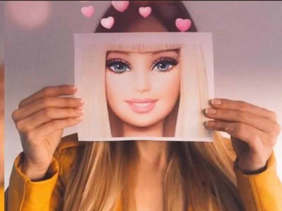 La identidad de La Vecina Rubia se esconde tras una foto de Barbie.