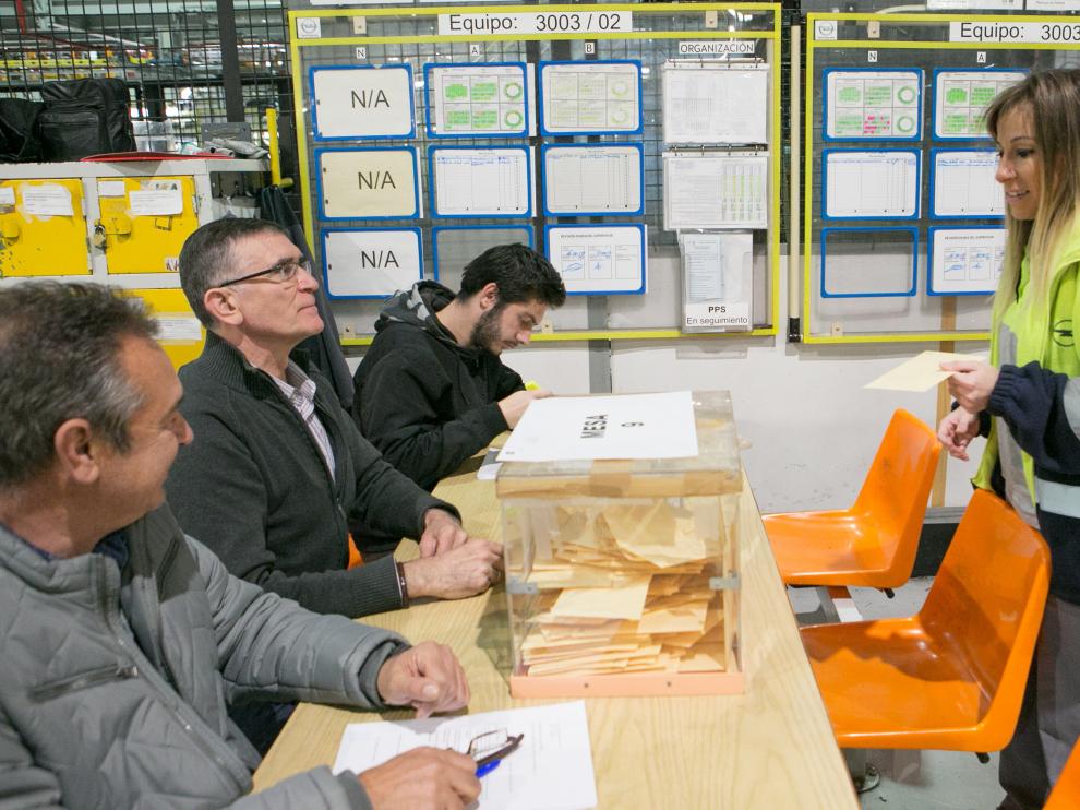 Un momento de la votación en la planta