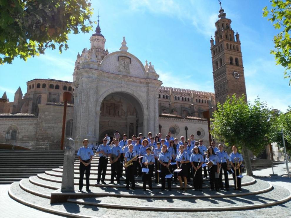 Los integrantes de la Banda de Tarazona, frente a la catedral.