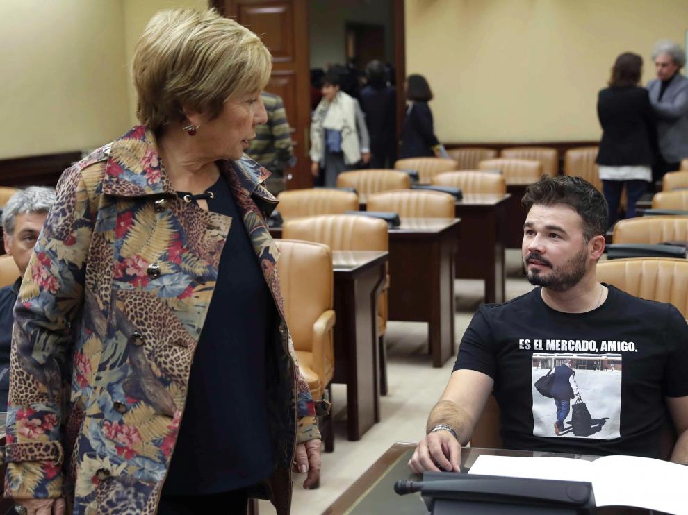 La diputada del PP, Celia Villalobos, junto al portavoz de ERC, Gabriel Rufián.