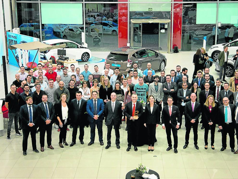 El equipo de Toyota Artal, tras recibir el premio como mejor concesionario.
