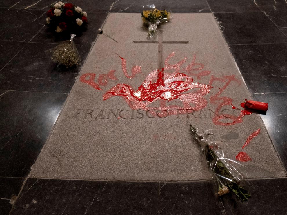 Un escultor pinta una paloma de la paz con pintura roja sobre la tumba de Franco