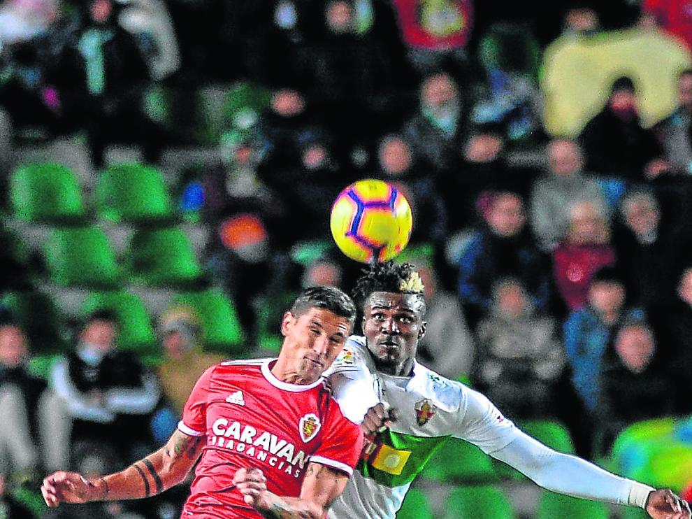 Grippo salta en el encuentro ante el Elche.