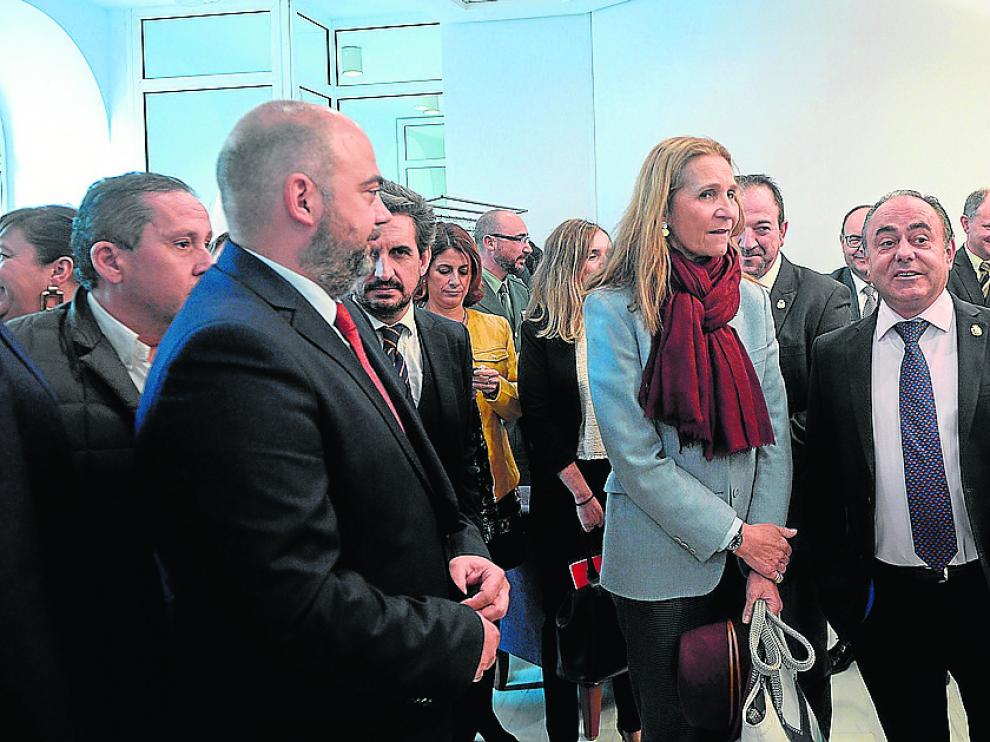 La infanta Elena, acompañada de distintas autoridades, en la Escuela de Hostelería de Teruel.
