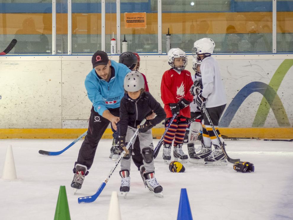 Los más pequeños se inician en el hockey.