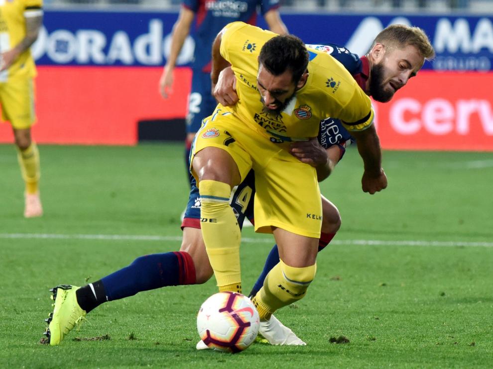 Borja Iglesias pelea con Pulido durante el Huesca-Espanyol.