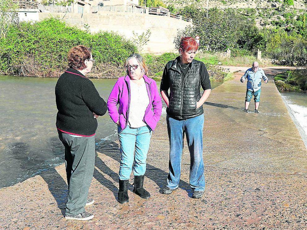 Daños en Olba por 300.000 euros. El Ayuntamiento de Olba valora los daños sufridos durante el temporal de los pasados 18 y 19 de octubre en 300.000 euros. Entre los desperfectos, figuran el corte del acceso a los barrios de Los Ramones en la foto y Los Tarrasones y destrozos en Los Giles, entre otras consecuencias de las lluvias torrenciales.
