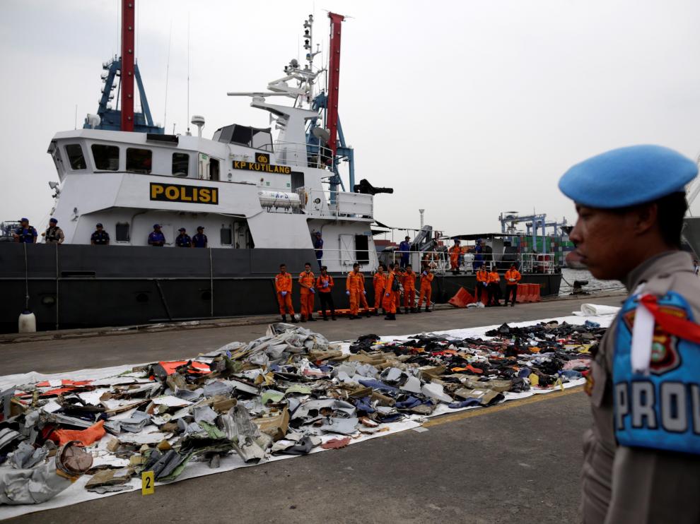 Restos del avión de Lion Air siniestrado y de las pertenencias de los pasajeros.