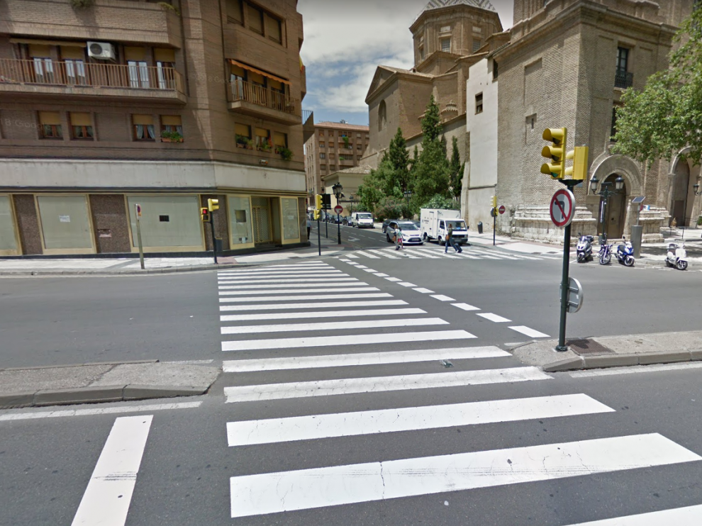 Semáforo arrancado por la colisión en el número 30 de la avenida de Cesar Augusto.