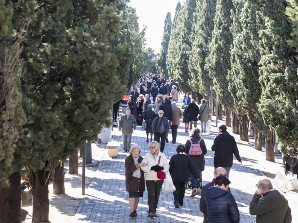 Visitas al cementerio de Torrero en Todos los Santos
