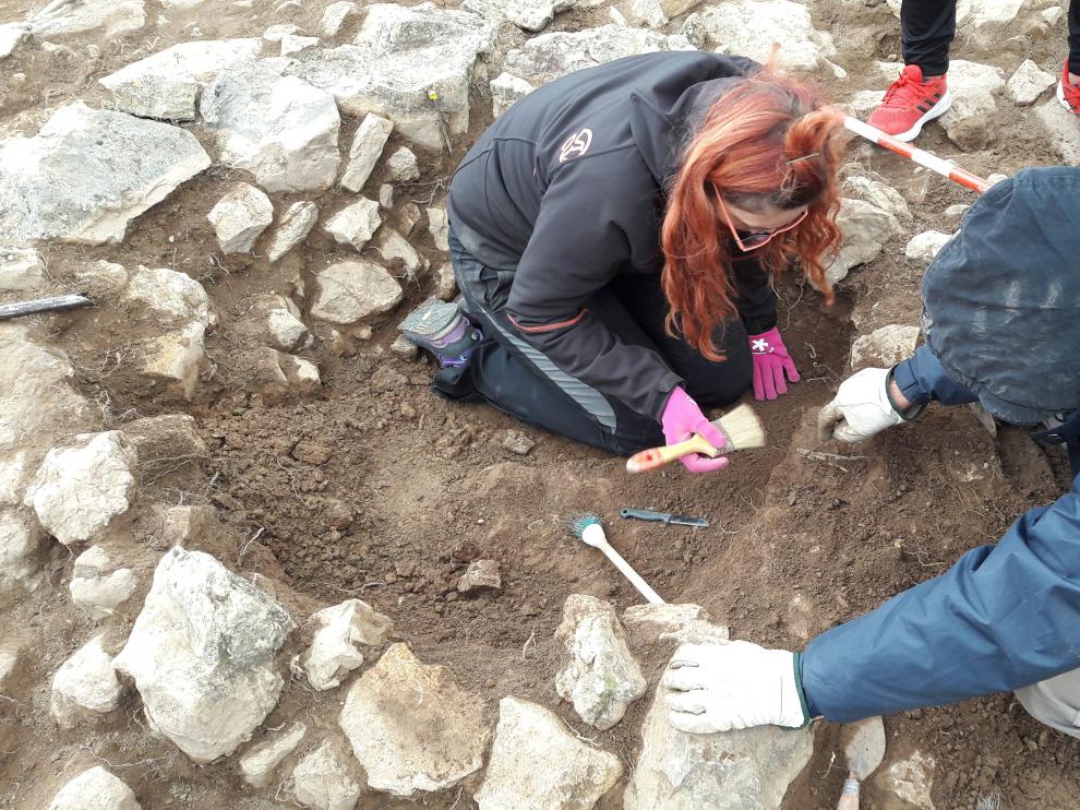 Excavación de uno de los túmulos funerarios localizados en Aguaviva.
