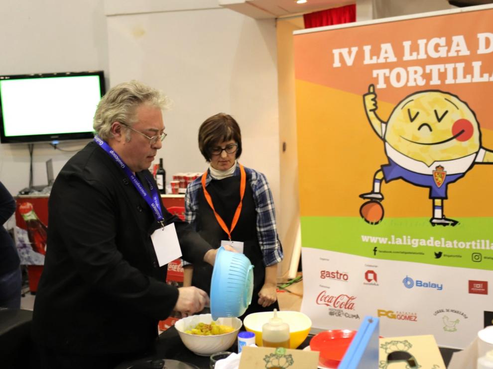 José Luis Soro, del bar Cabuchico, en Las Fuentes, preparando la mejor tortilla de patata de Zaragoza.