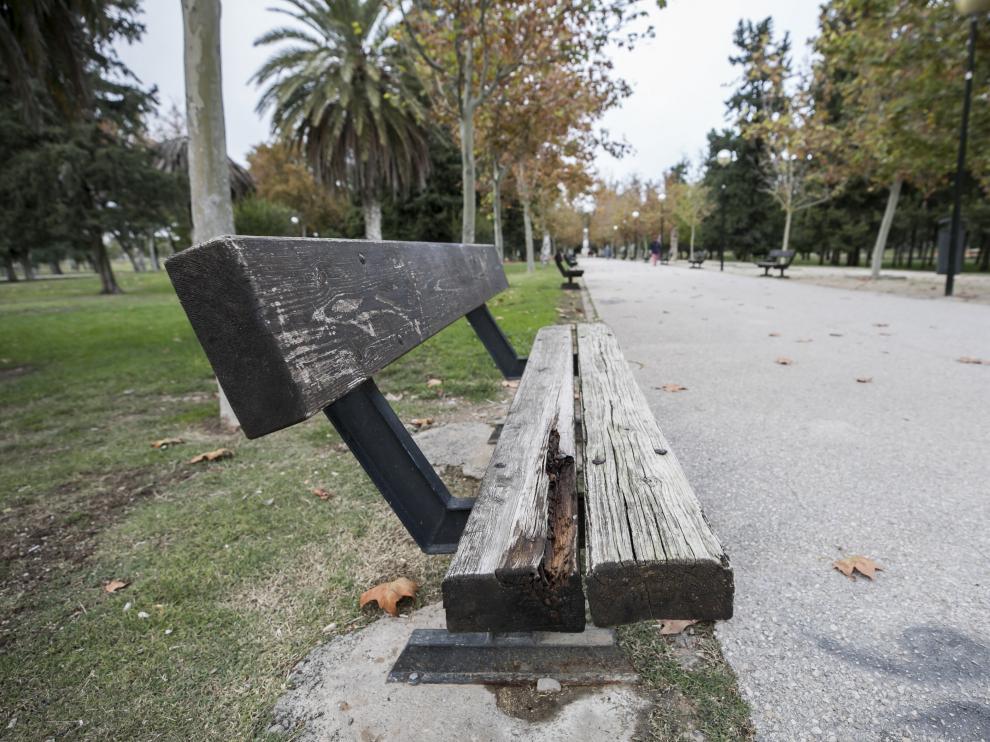 Algunos de los bancos del parque presentan un alto grado de deterioro.
