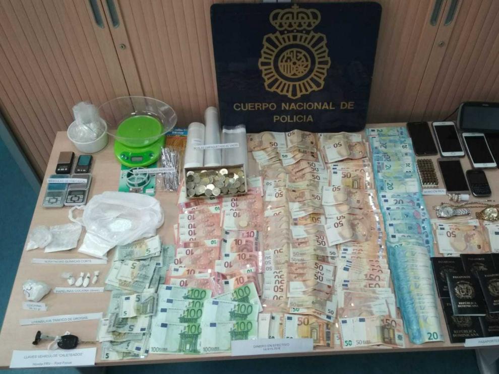 La Policía ha requisado a los detenidos dinero, droga, visados falsos y vehículos.