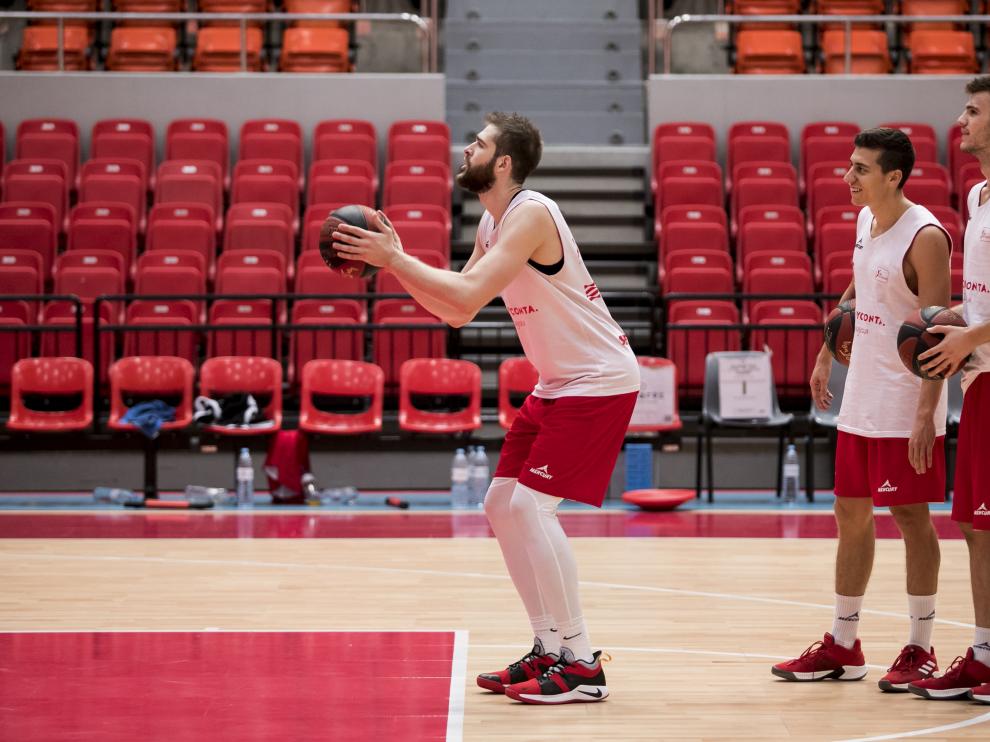 Radovic, preparado para lanzar un tiro libre ante la mirada de Fabio Santana y Marc Martí en el pabellón Príncipe Felipe.