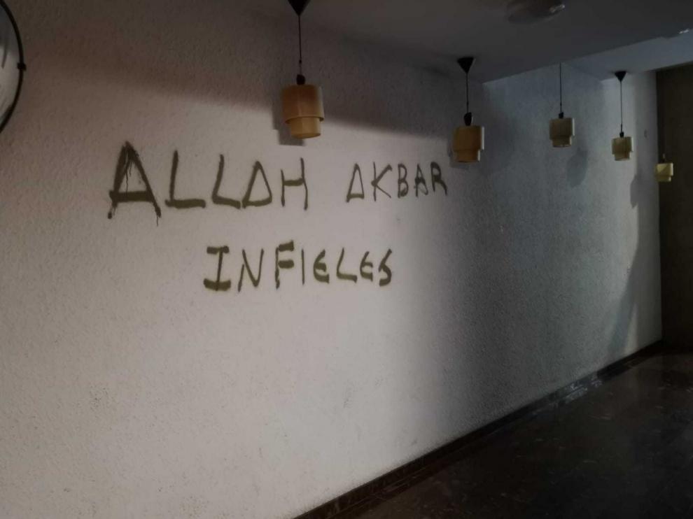El 28 de septiembre apareció un grafiti en un rellano y la Policía Nacional acudió a analizarlo.