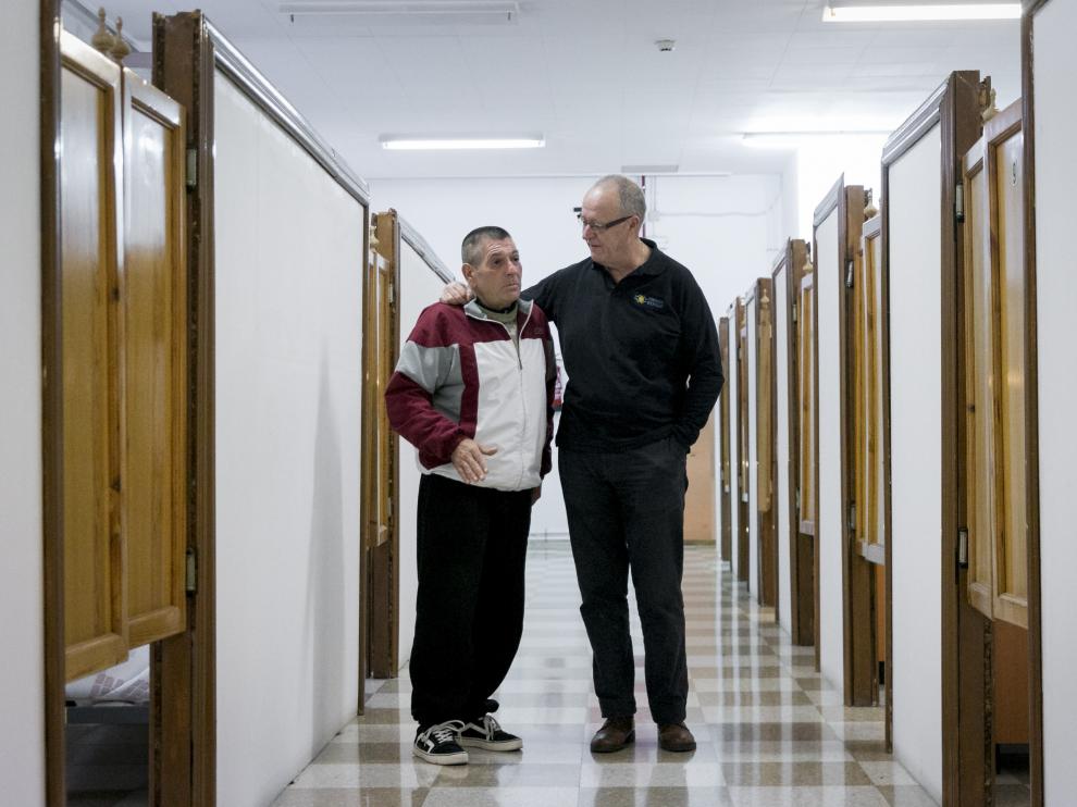 Luis, uno de los beneficiarios del Refugio, junto al gerente Ernesto Millán.