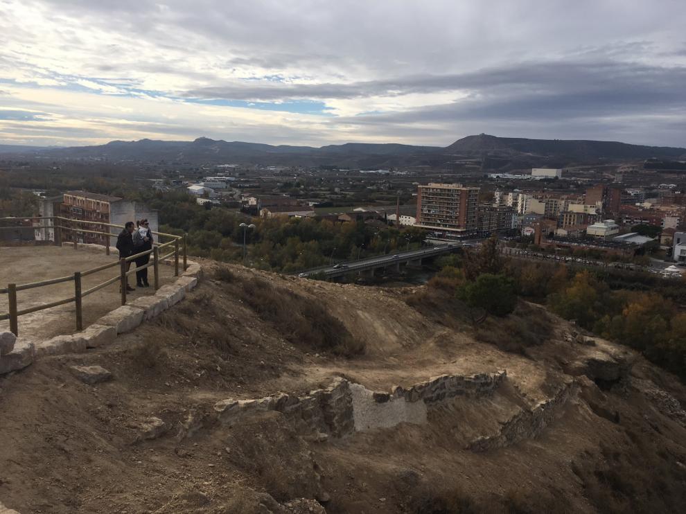 La zona alta de la muralla es un mirador hacia el casco urbano de Fraga.