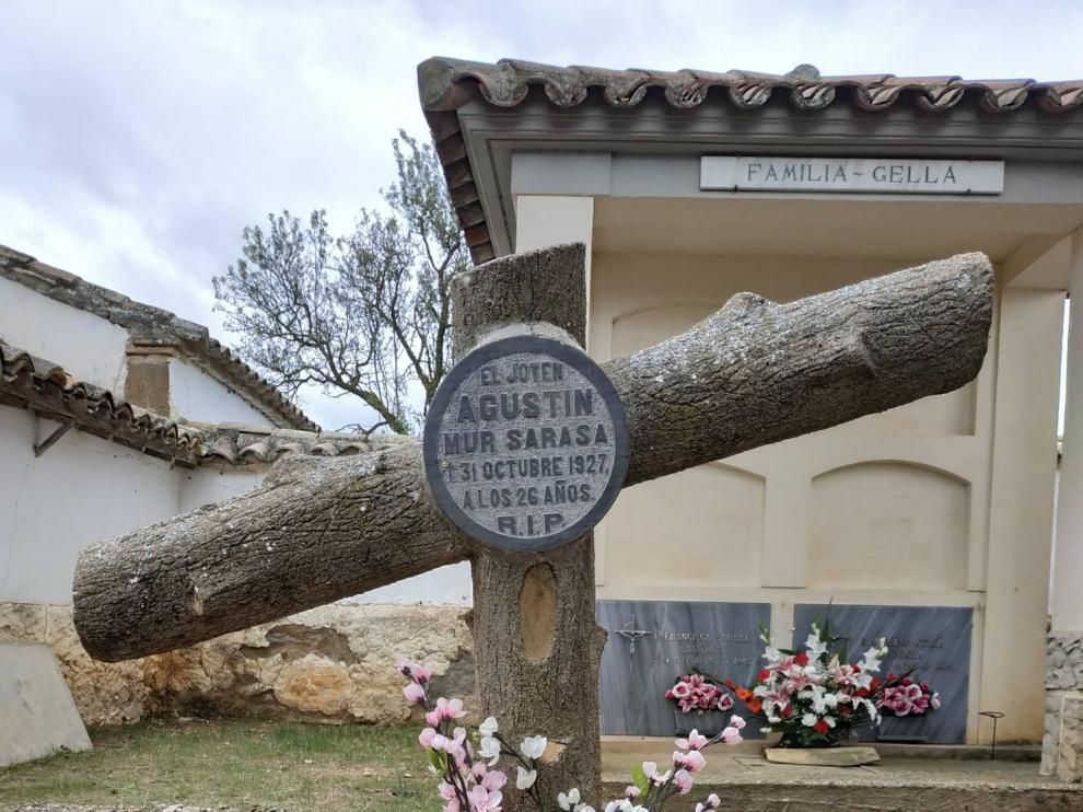 Tumba de Agustín Mur Sarasa, en el cementerio de Tabernas de Isuela, fallecido el 31 de octubre de 1927.