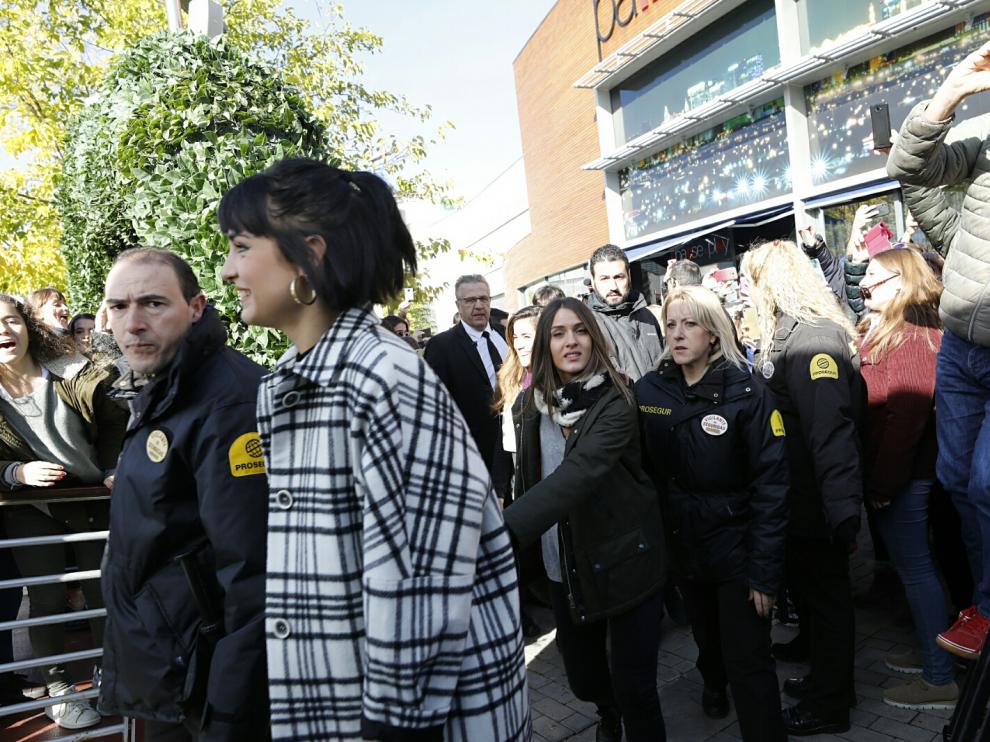 Natalia, Julia y Sabela, de OT, con sus seres queridos y seguidores en Zaragoza