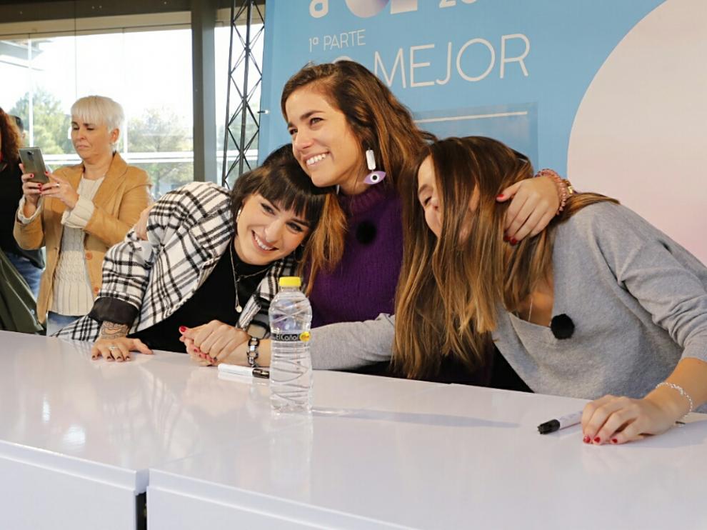 Natalia, Julia y Sabela, de OT, tres de los cinco finalistas del concurso, en su visita a Zaragoza durante su salida de la Academia.