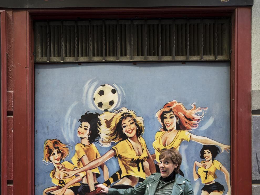 Anabel Alonso posa frente al mural de las Ibéricas en su visita ayer a Zaragoza