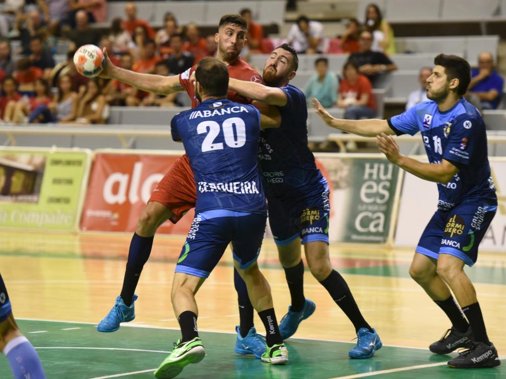 El argentino Bonanno es tapado por la defensa rival durante un partido anterior.