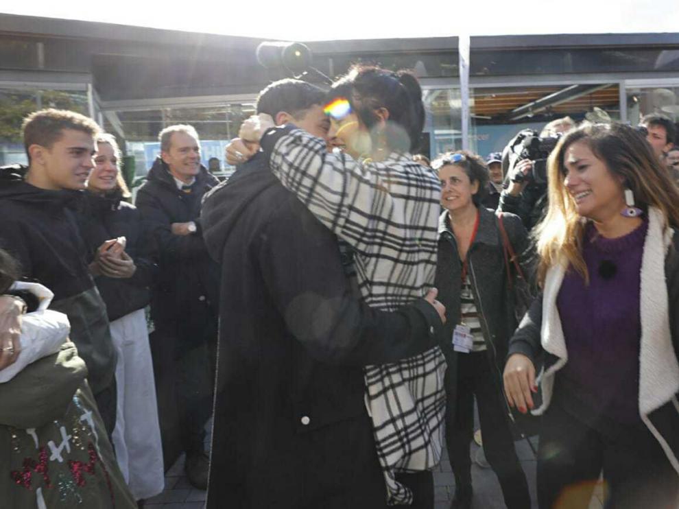 La concursante de OT Natalia besa a su novio, Mikel, en Puerto Venecia, en Zaragoza.