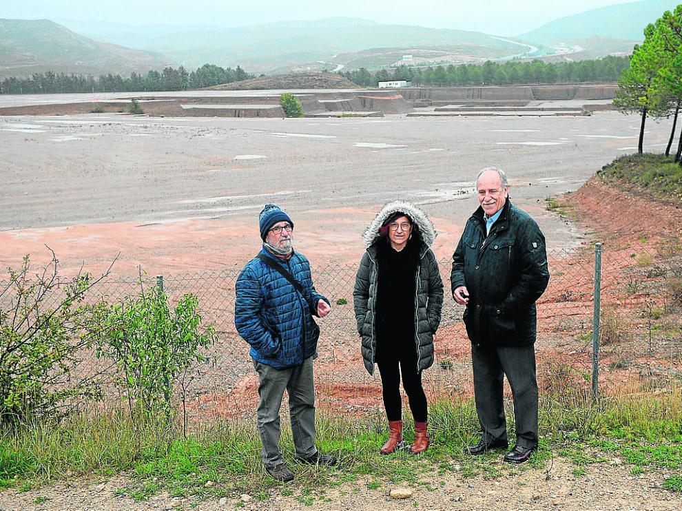 Polo y García, de la Federación Vecinal, y Torre, presidente de CEOE, en los terrenos del hospital.