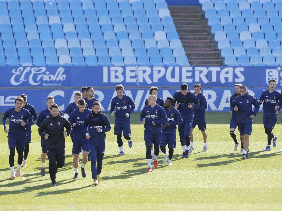 Los jugadores del Real Zaragoza, este sábado en el último entrenamiento antes de enfrentarse al Granada en La Romareda en la noche dominical (20.30).