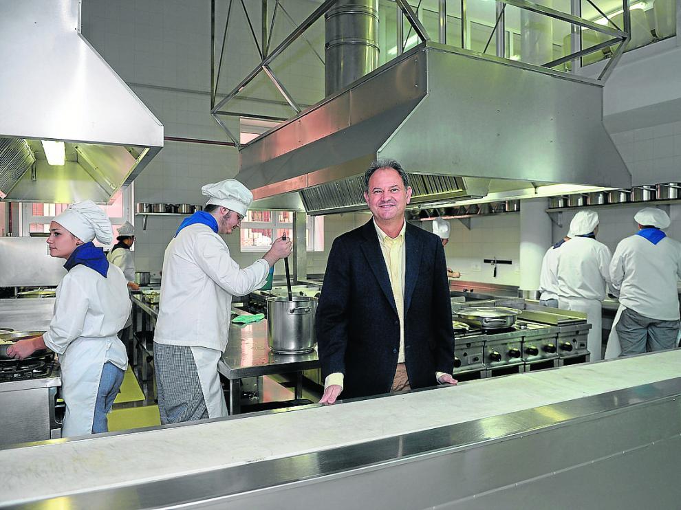 Manuel Marqués, director de la Escuela de Hostelería, en las cocinas, con un grupo de alumnos.