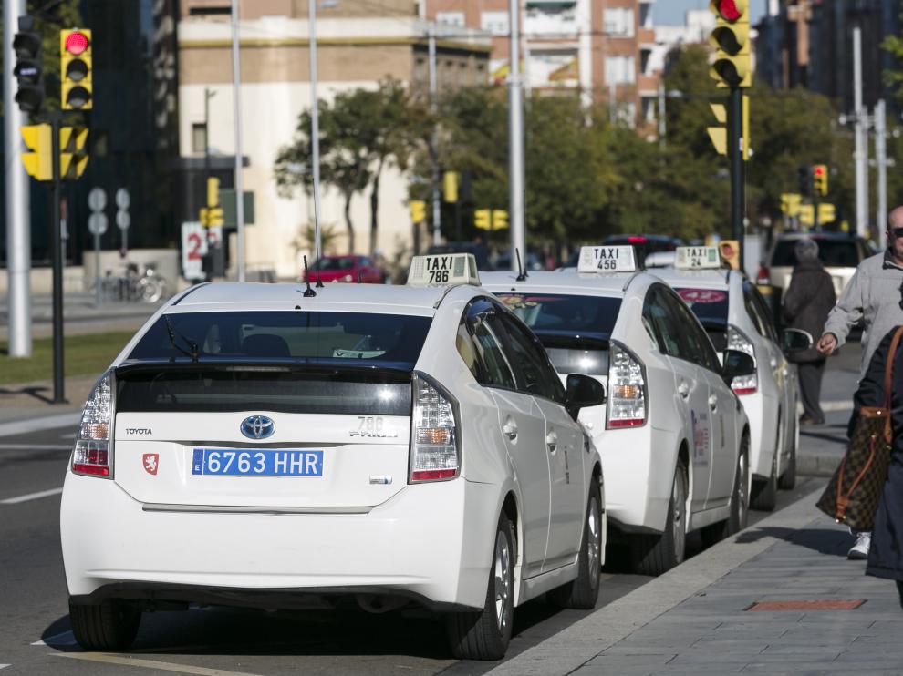 Un taxi con matrícula azul, ayer en Zaragoza.