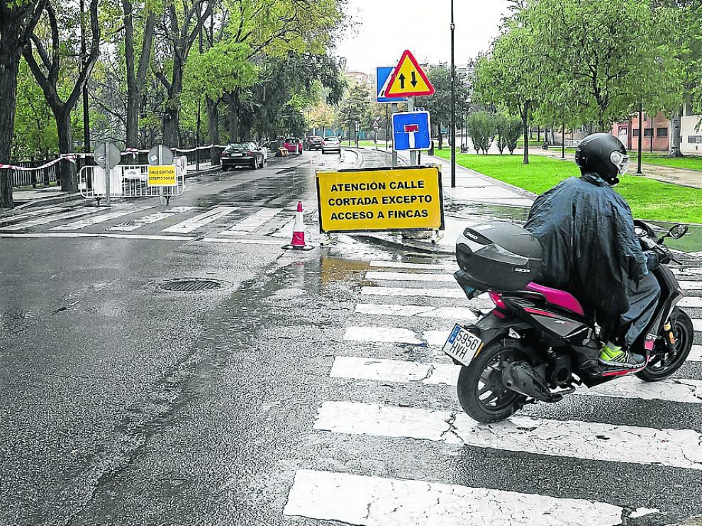 Comienzan los trabajos en el paseo de Tierno Galván. Las obras que se iniciaron ayer en esta vía incluyen la sustitución del pavimento de la acera, la mejora de la accesibilidad peatonal y la renovación del alumbrado.