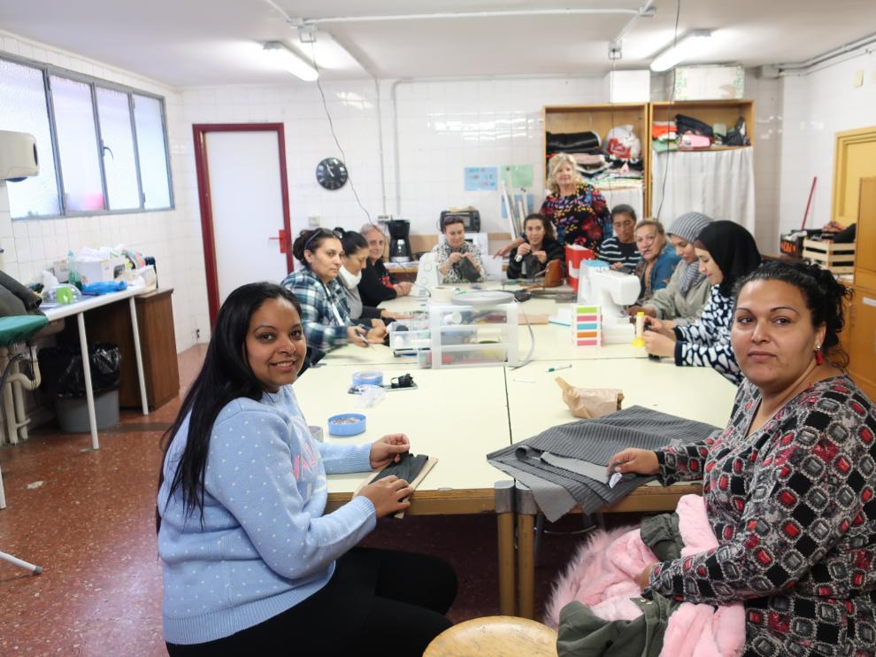 Mujeres del proyecto 'Hilvanando culturas, confeccionando futuro', en el colegio Ramiro Soláns.