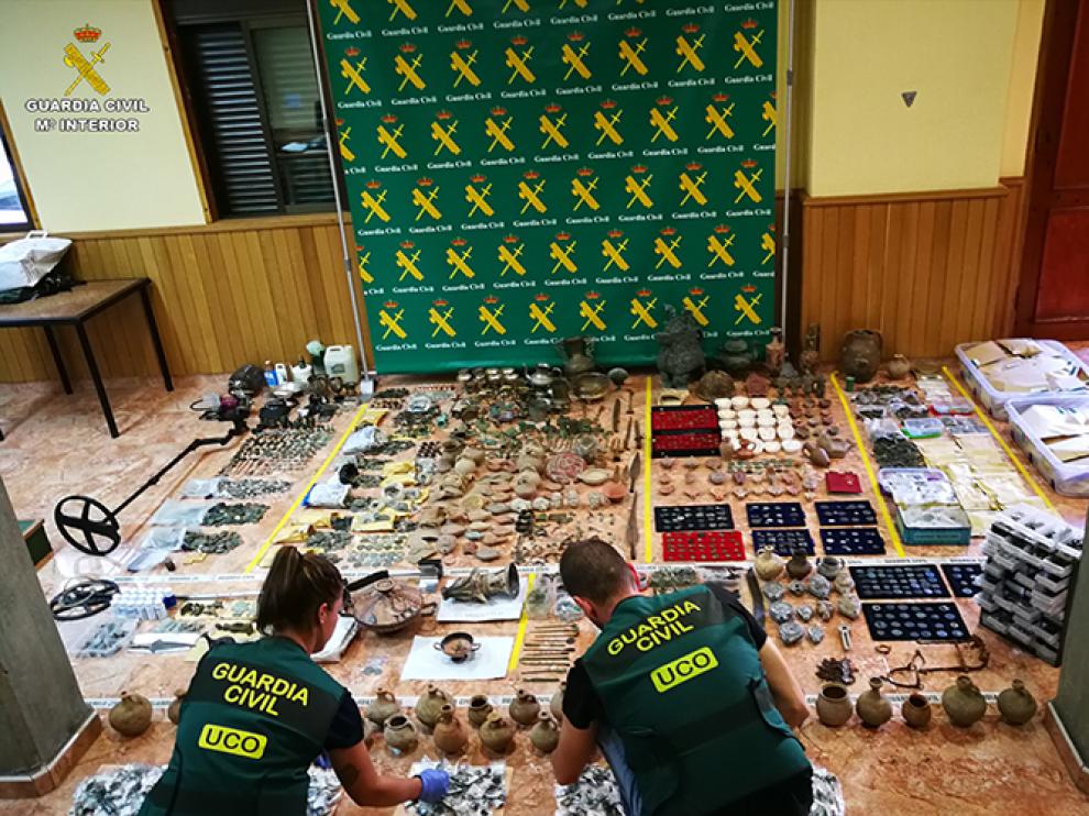 Piezas arqueológicas incautadas por los agentes.