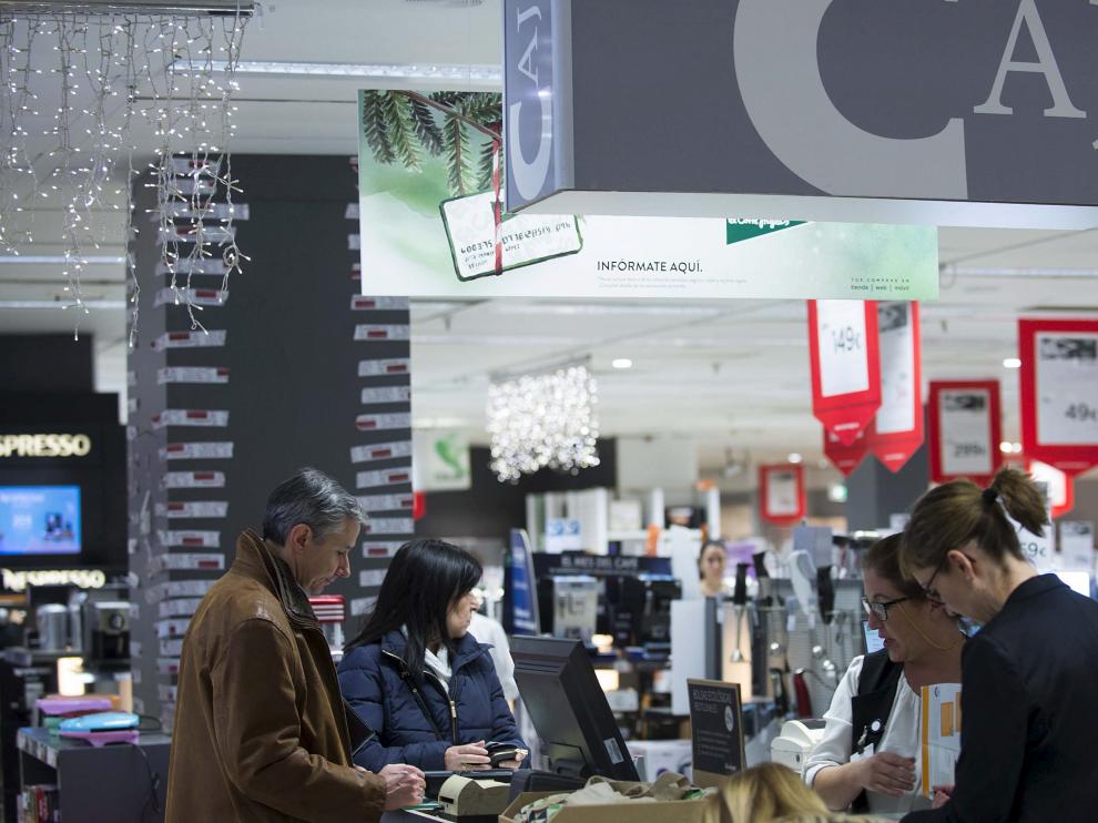 Varios clientes, comprando en unos céntricos grandes almacenes de Zaragoza