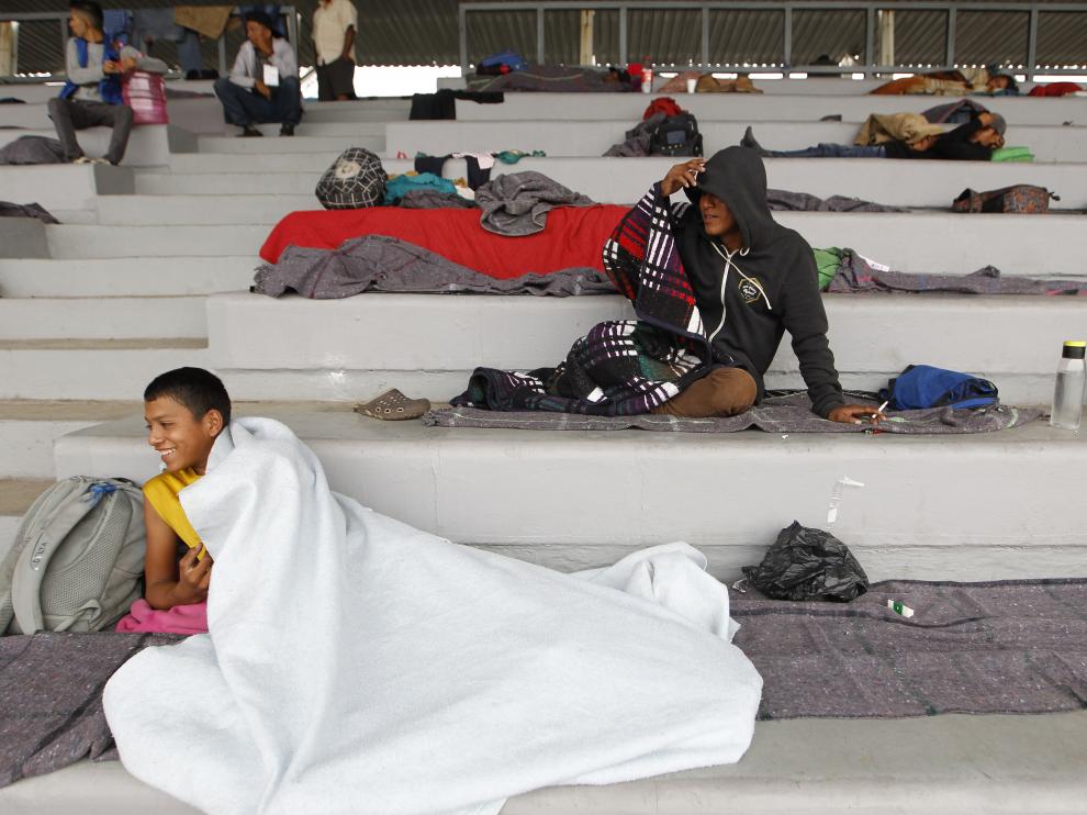 Los migrantes han pasado la noche en el estadio que les ha cedido el ayuntamiento de la capital mexicana.