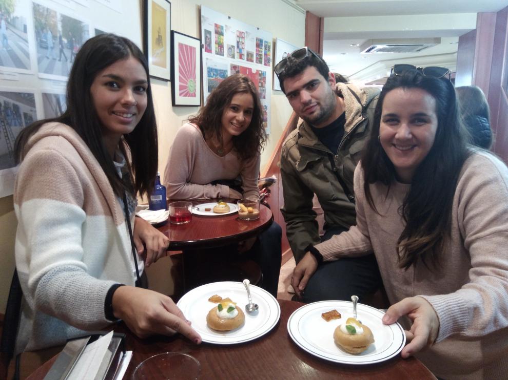 Un grupo de amigos disfrutando de las tapas en el cafetín de la pastelería Trallero.