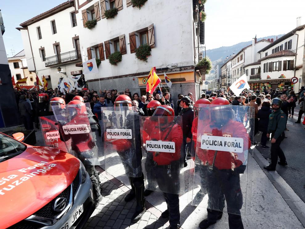 La Policía Foral de Navarra durante el acto de 'España Ciudadana'