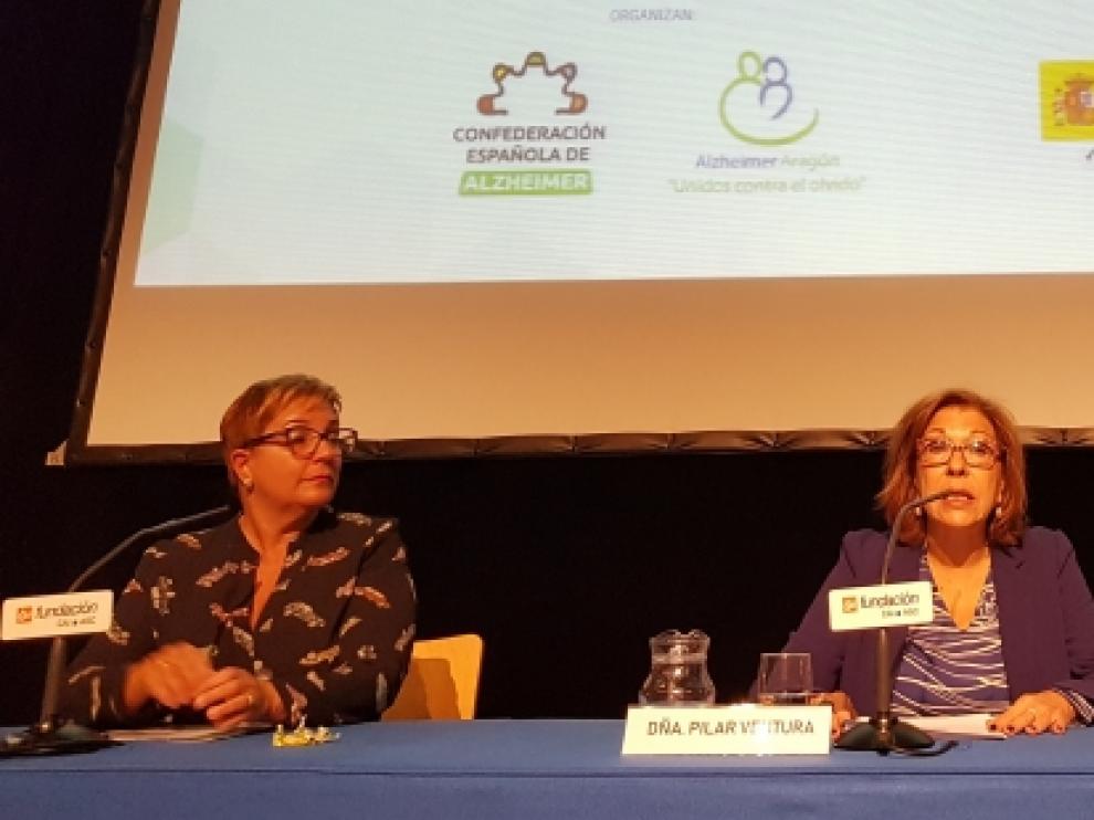 La consejera de Sanidad, Pilar Ventura, en el centro, durante la inauguración de la jornada que se celebra hoy en Zaragoza.